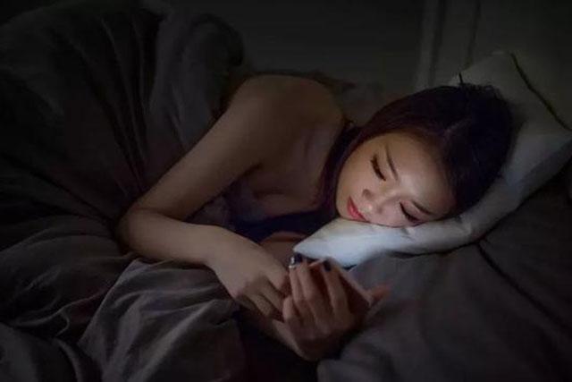 电池软板厂之在床上玩手机的十大危害